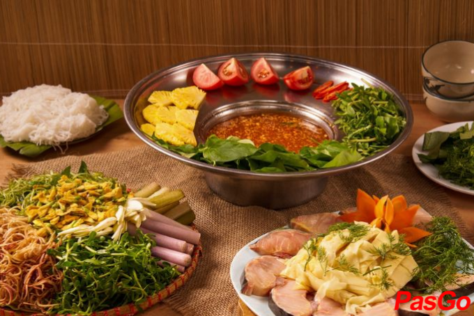 Lẩu cá tầm và gà bản hấp tại một quán ăn được nhiều du khách chọn ở Sapa