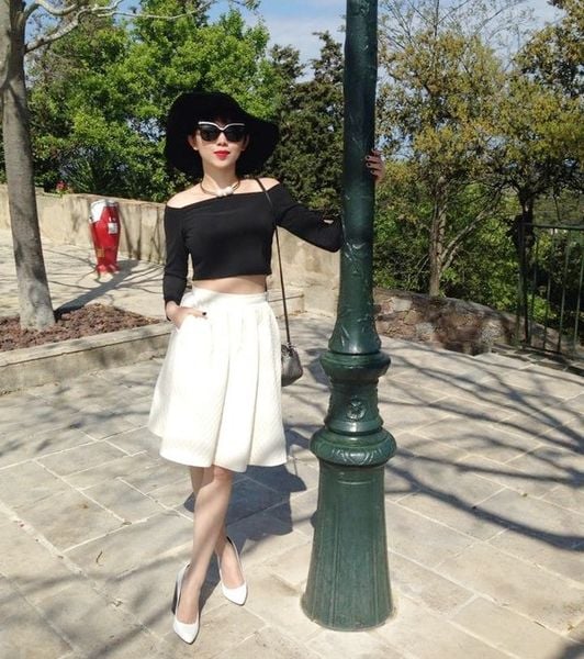 Áo thun trễ vai phối cùng chân váy midi