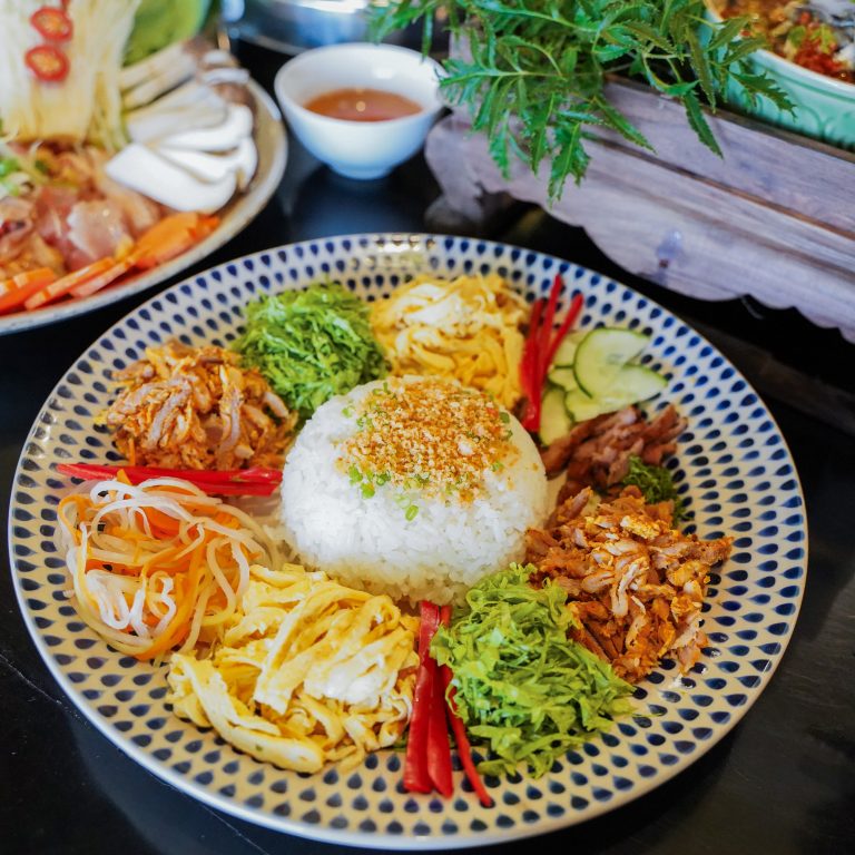 Nguyên liệu thịt nướng, chả lụa và tôm chấy trong món cơm âm phủ