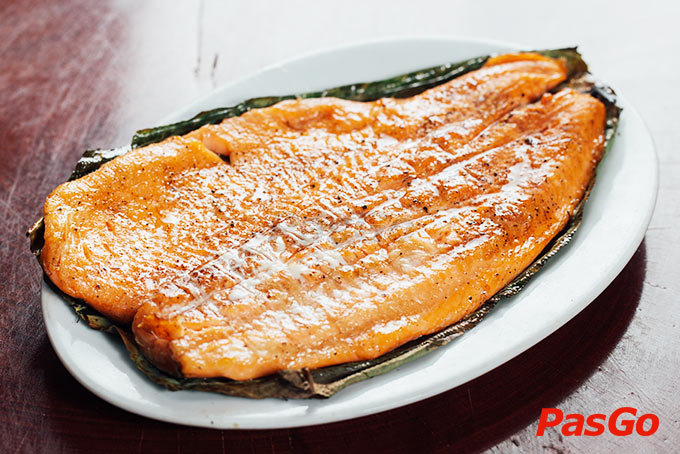 Thịt cá hồi Sapa tươi rói được thái lát mỏng dọn kèm gia vị ăn kèm