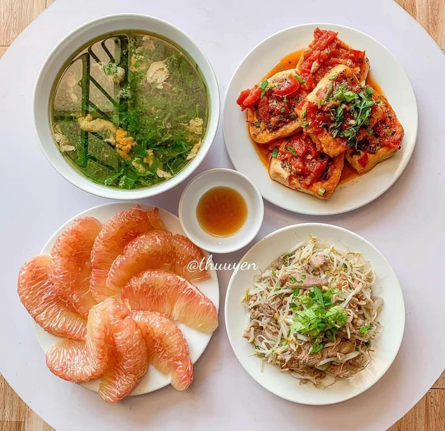 Mâm cơm gia đình 4 món đơn giản, đủ đầy cho bữa tối