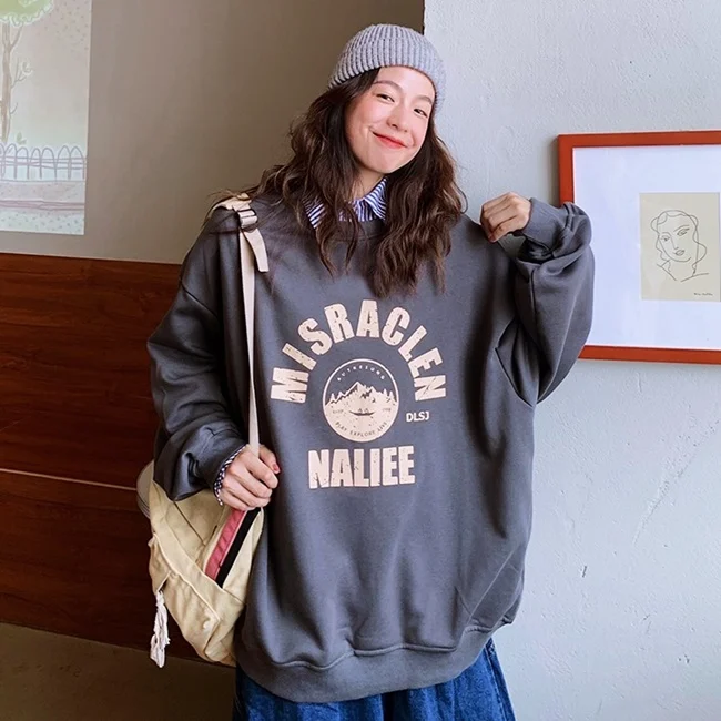 Phối quần jean ống rộng với áo sweater cùng túi tote