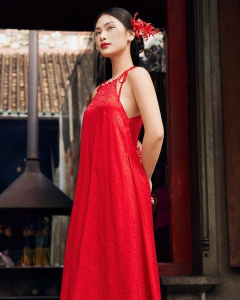 Tóc búi thấp sau gáy tạo nét sang trọng khi mặc áo dài