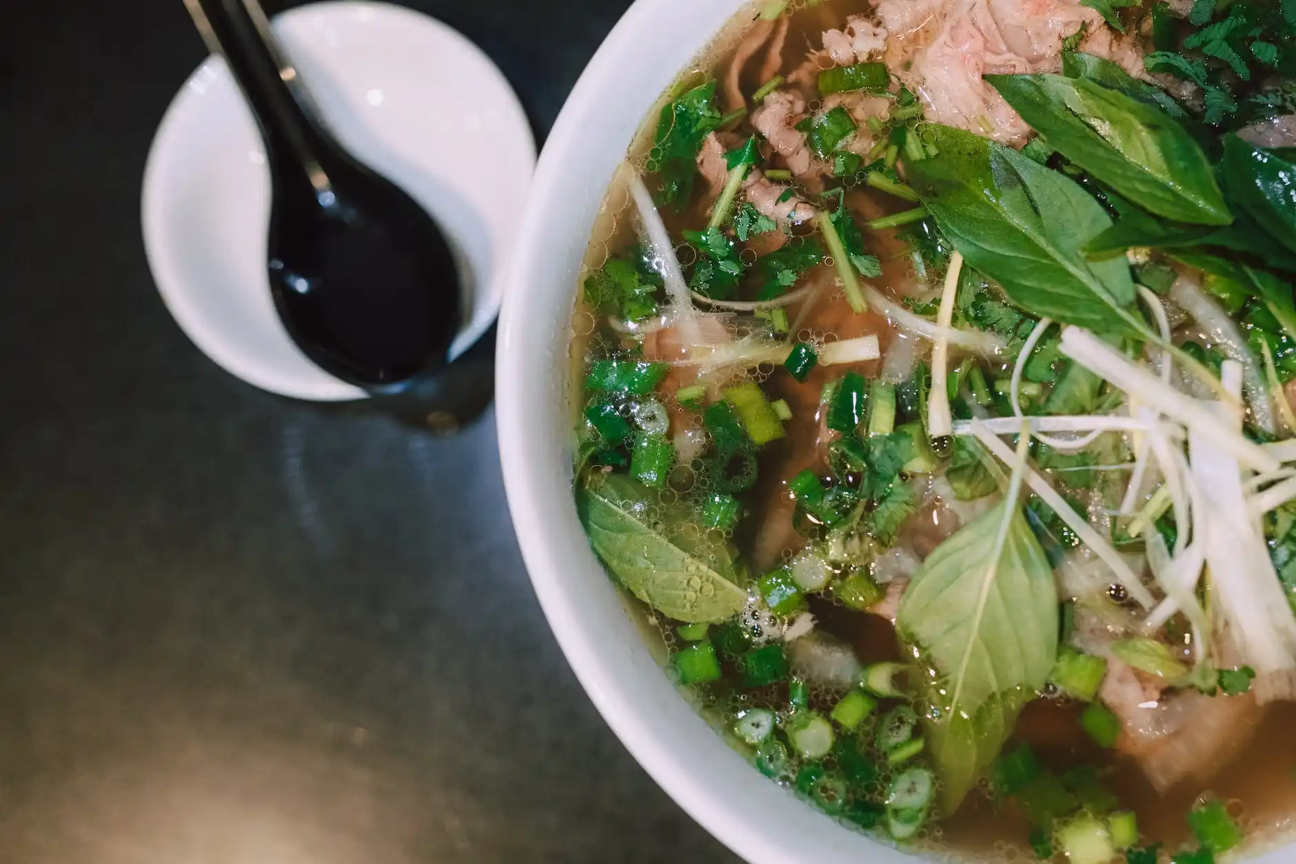 Phở Việt Nam nóng hổi, thanh vị và giàu hương thơm