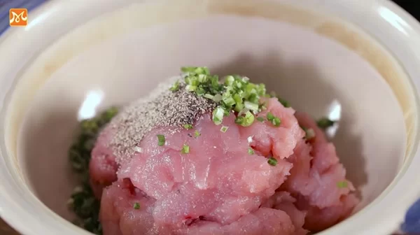 Quết và ướp gia vị chả cá Nha Trang