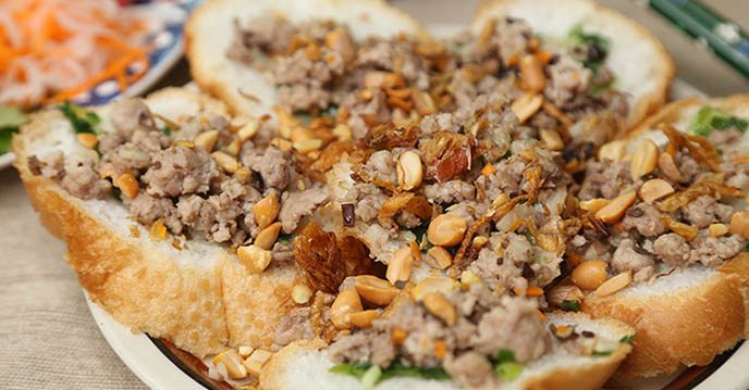 Biến tấu nhân bánh mì hấp thịt