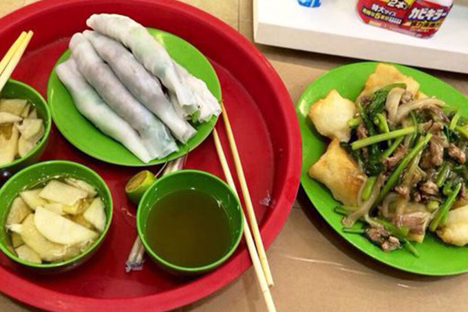 Phở cuốn thanh mát tại khu vực Trúc Bạch Ba Đình