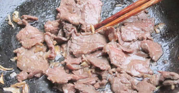 Kỹ thuật xào và trộn bún gạo với rau củ