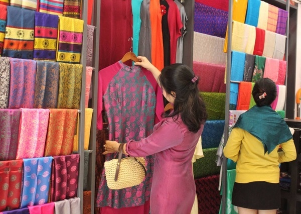 Đi Hà Nội mua quà gì? Lụa Hà Đông