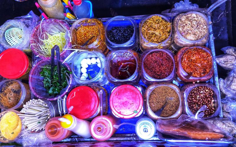 Khu ăn vặt Hồ Con Rùa có nhiều món ăn rất hấp dẫn như bánh tráng trộn, bắp xào,...