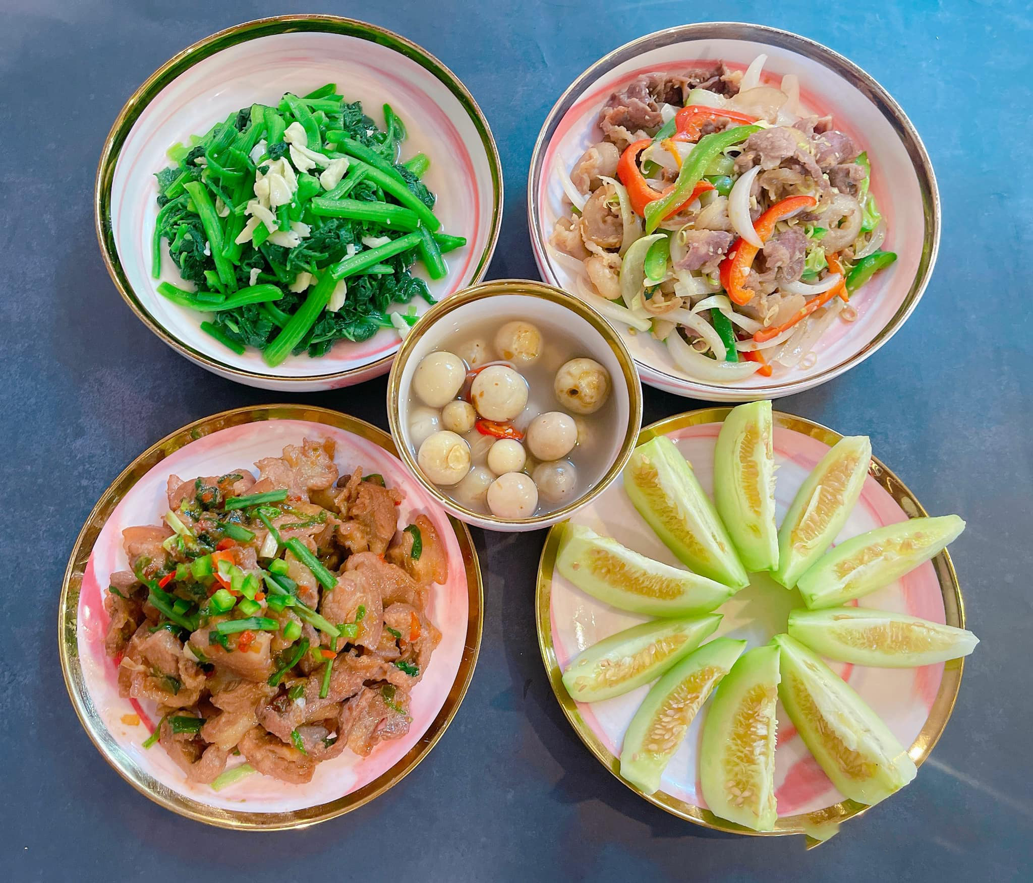 Mâm cơm gia đình đủ đầy với các món ăn phong phú theo tuần
