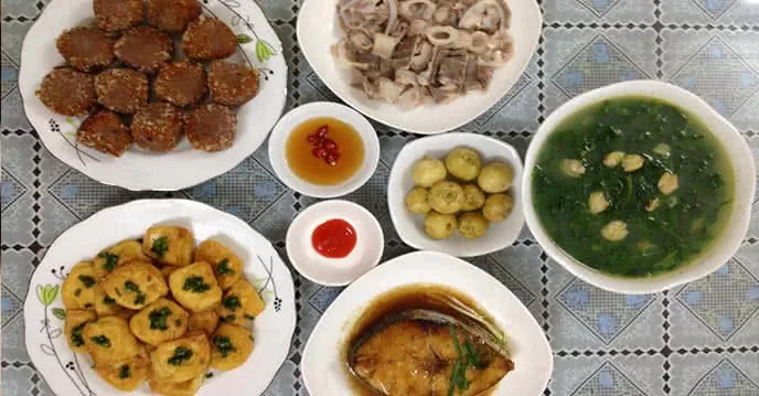 Mâm cơm gia đình gợi ý cho Ngày 1, gồm canh ngao mồng tơi và các món mặn hấp dẫn.