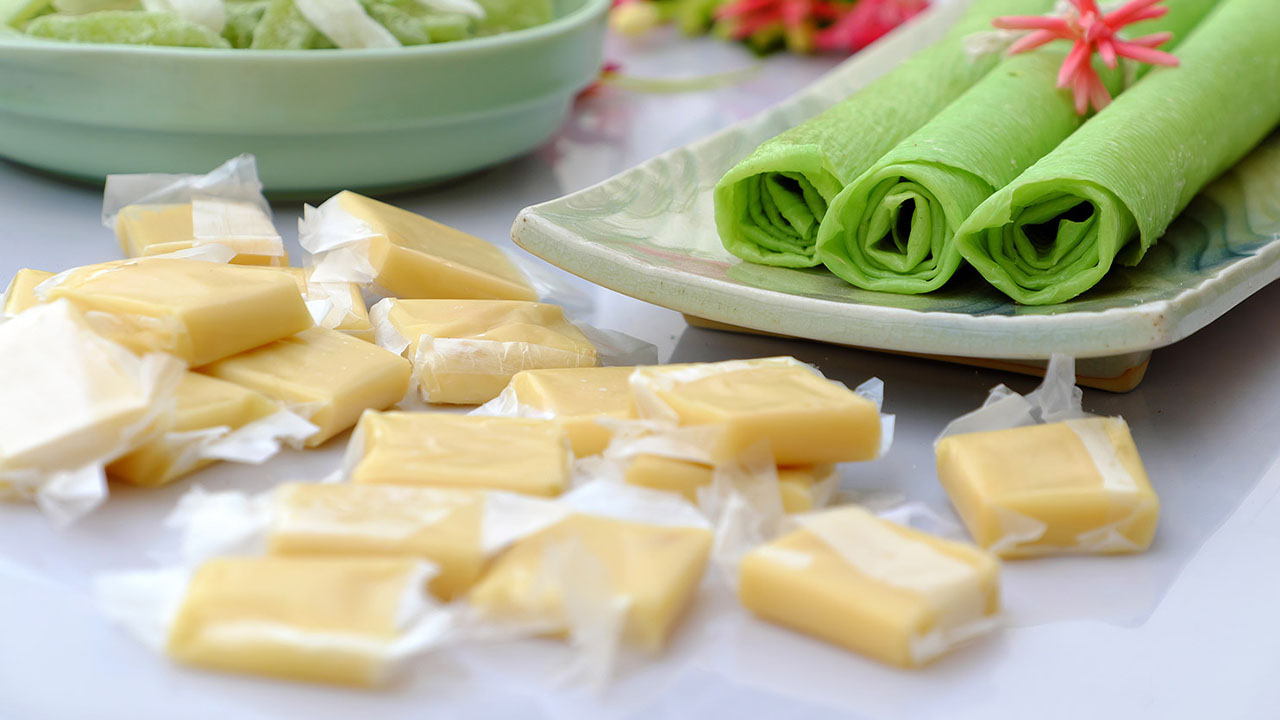 Các món đặc sản miền Tây làm quà như kẹo dừa, mắm Châu Đốc và bánh pía Sóc Trăng