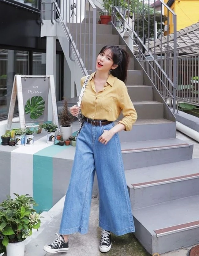 Sơ mi tay ngắn và quần jean ống rộng