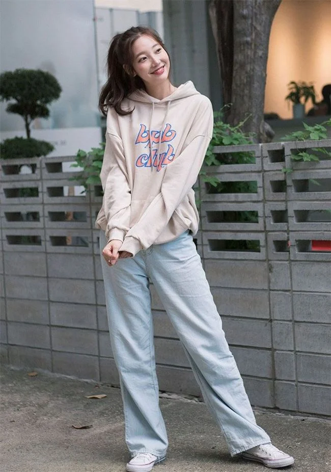 Phối quần jean ống rộng với áo hoodie, sneaker cổ thấp