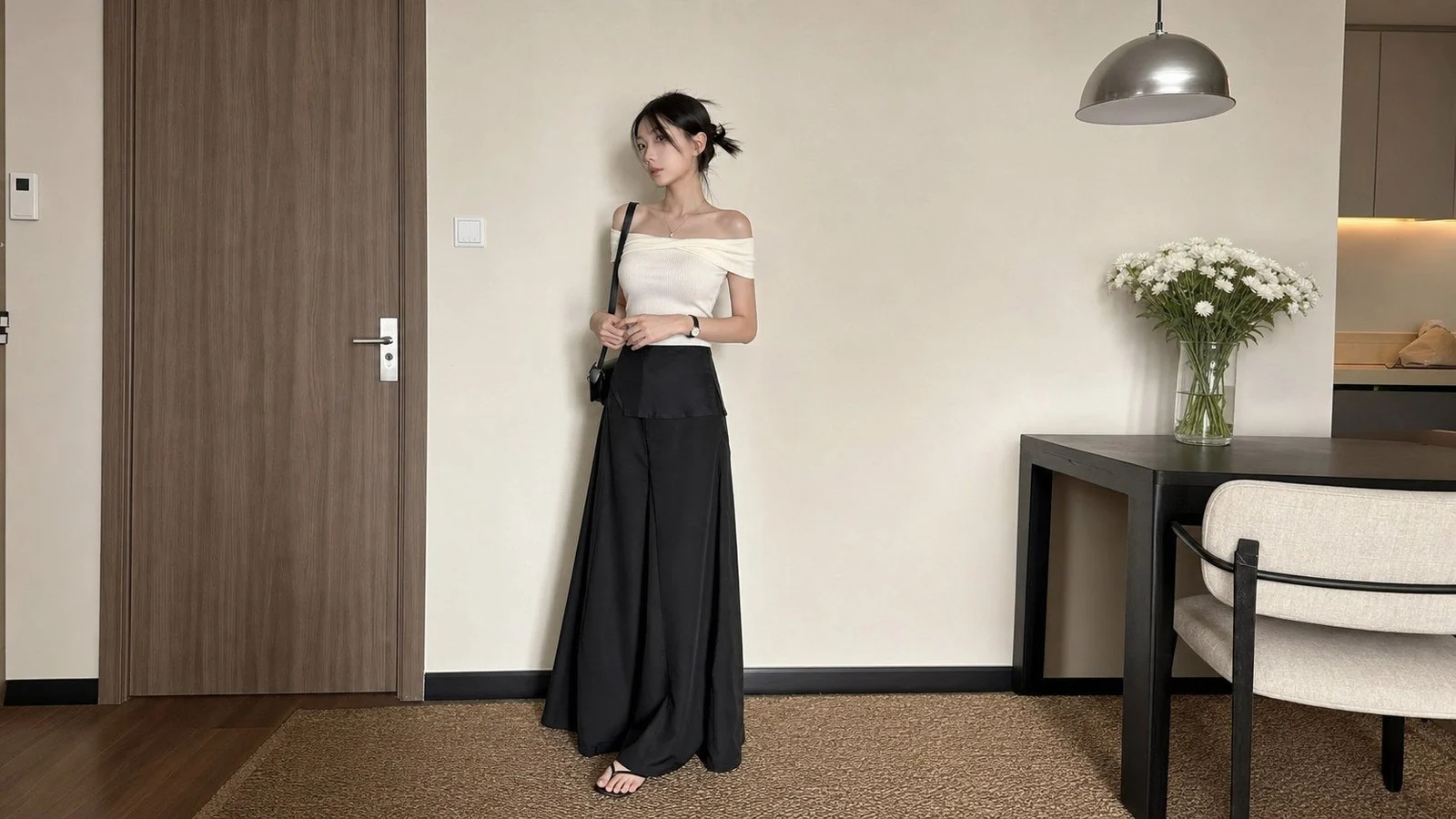 Chân váy dài đen phối với áo trễ vai hoặc cổ vuông