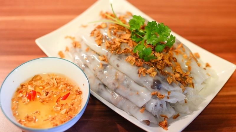 Đĩa bánh cuốn nóng mềm