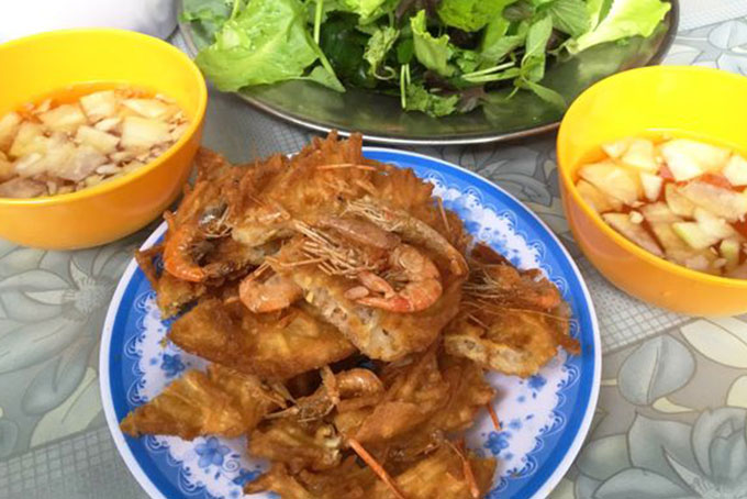 Nộm bò khô và bánh tôm tại khu vực phố cổ Hoàn Kiếm