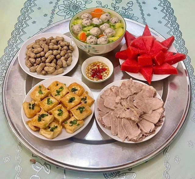 Mâm cơm gia đình với các món kho, xào, canh truyền thống
