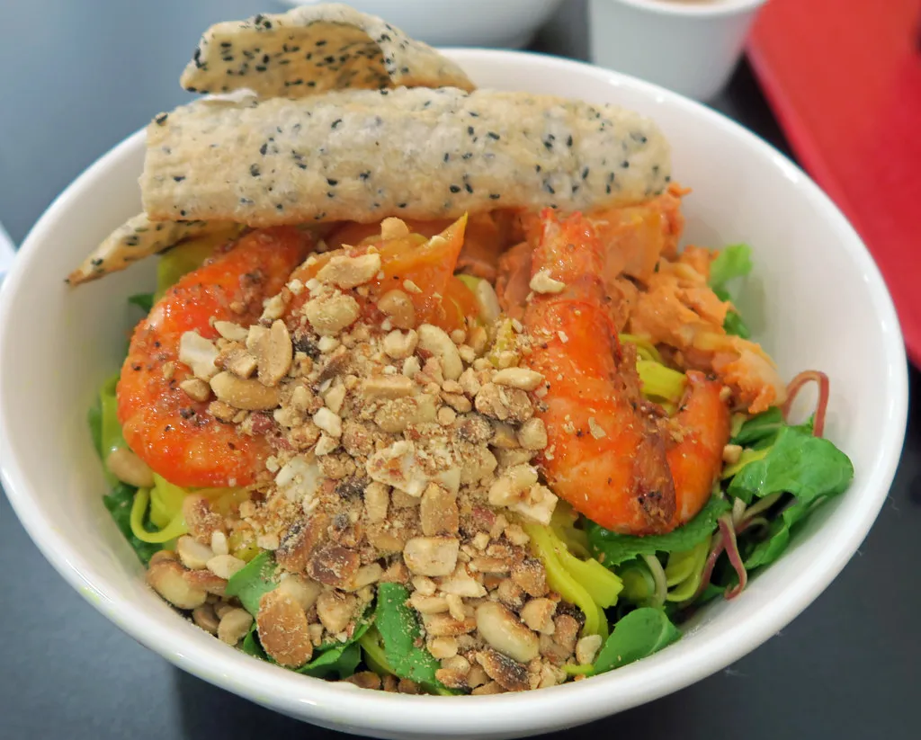 Mì Quảng với rau sống, đậu phộng và nước dùng ít nhưng đậm