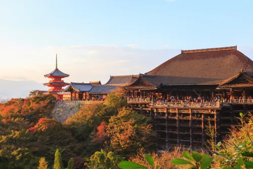 Khung cảnh hoành tráng của chùa Kiyomizu-dera tại Kyoto dưới bầu trời hoàng hôn rực rỡ