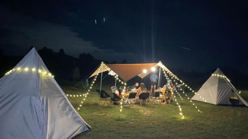 Mô hình lều trại tiện nghi glamping phục vụ dịch vụ nghỉ dưỡng trọn gói ven hồ