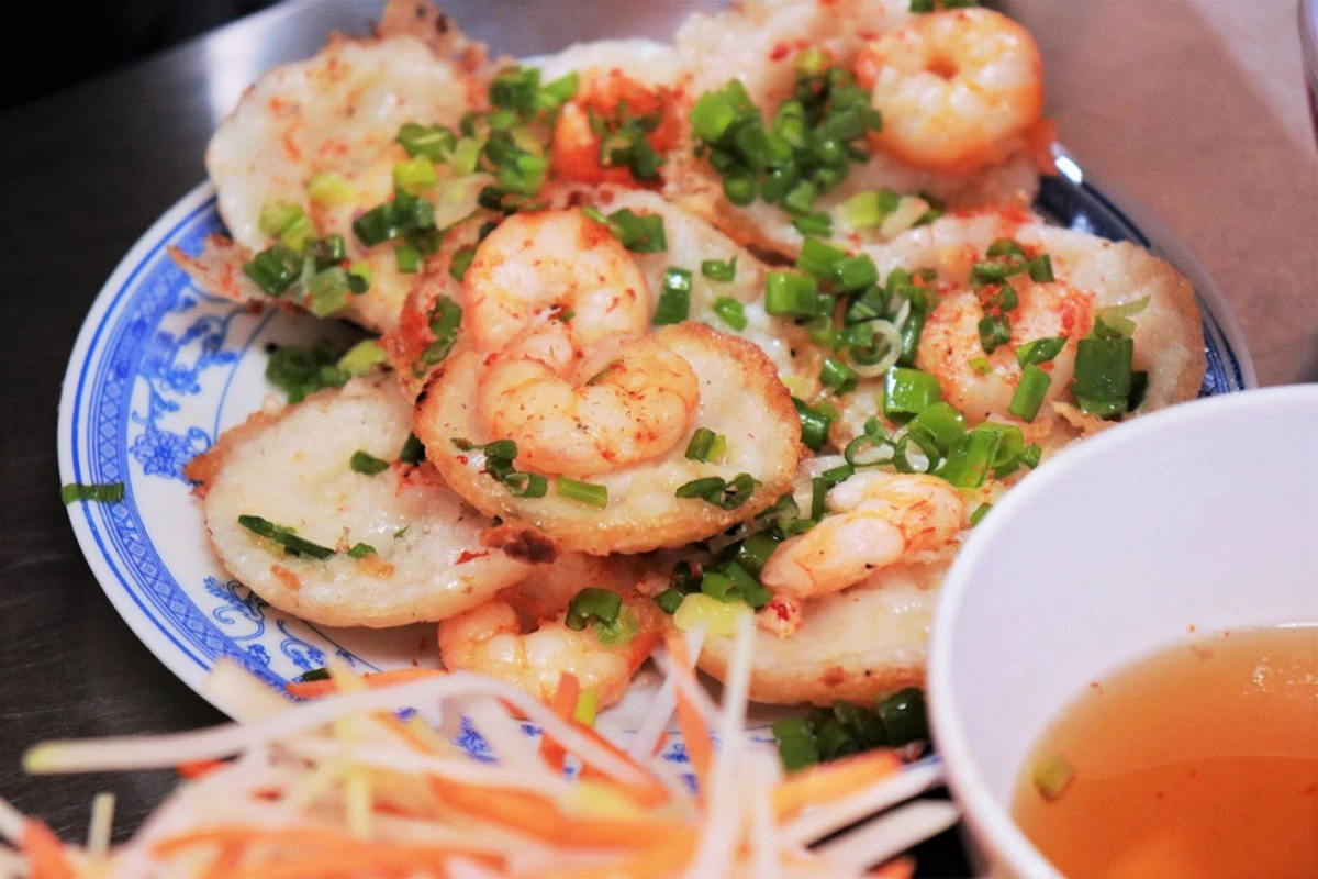 Bánh khọt và rau sống là sự kết hợp điển hình của món Việt