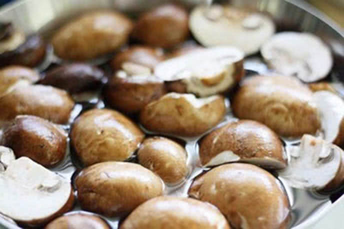 Nấm rơm và các nguyên liệu cơ bản cho món nấm kho chay
