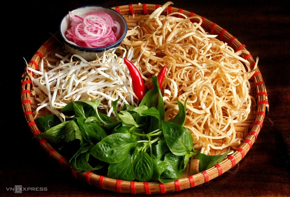 Các loại rau sống ăn kèm bún bò Huế gồm bắp chuối, rau muống và giá đỗ