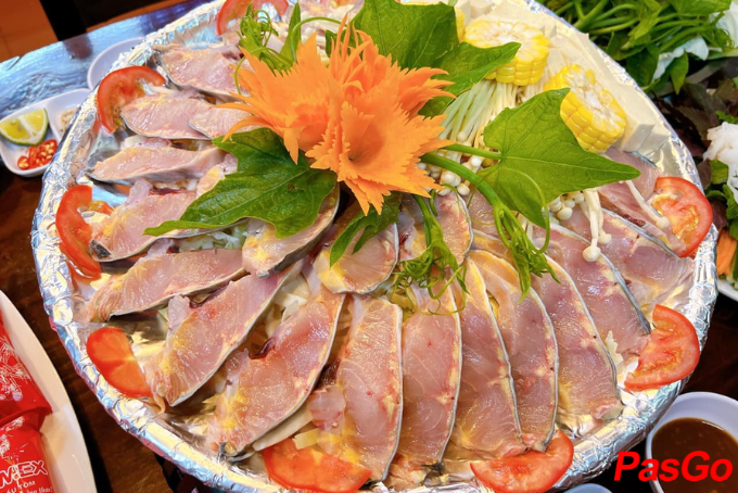 Không gian và nồi lẩu cá tầm tại Nhà hàng Cá Tầm Vua