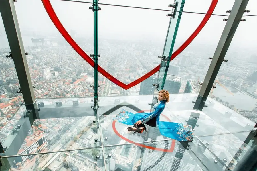 Đài quan sát Lotte Center là địa điểm vui chơi Hà Nội thu hút nhiều bạn trẻ
