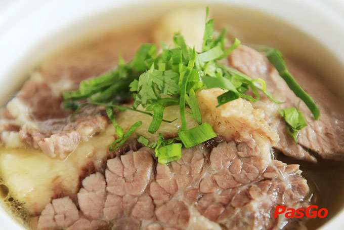 Tô phở Bắc dùng kèm tương ớt và quẩy giòn
