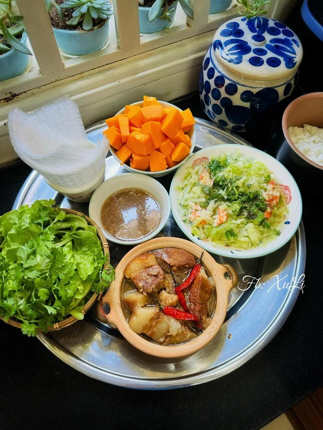 Bữa cơm nhà đơn giản với cá, canh và rau xanh tươi ngon