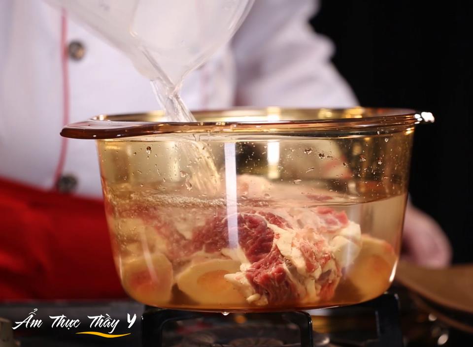 Nồi nước dùng phở bò đang hầm xương và thịt