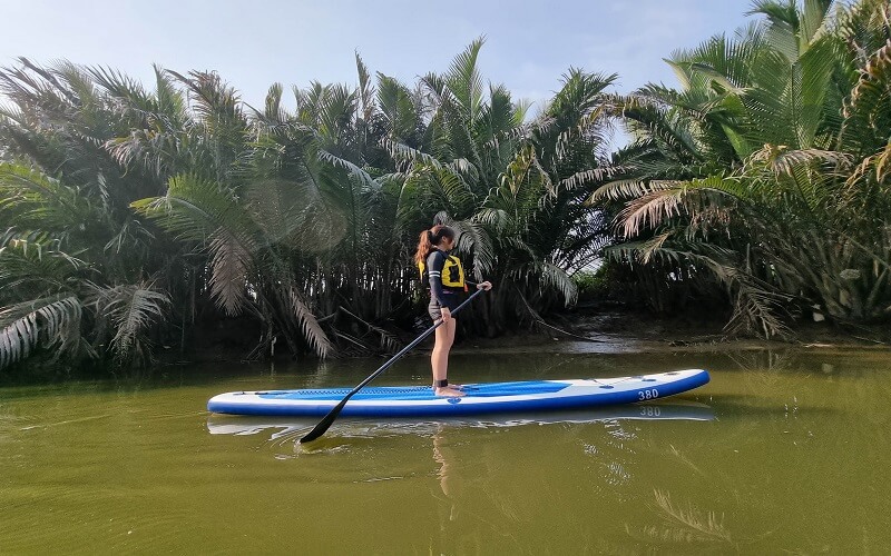 Tham gia chèo Sup để vừa giải tỏa căng thẳng, vừa biết được một kĩ năng mới