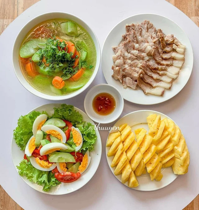 Mâm cơm tiết kiệm với thịt kho, canh chua và rau luộc