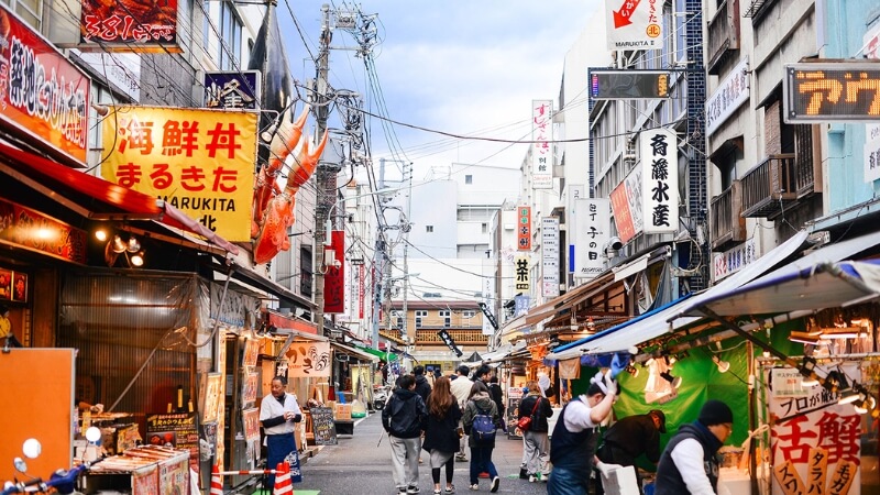 Chợ cá Tsukiji rộn ràng