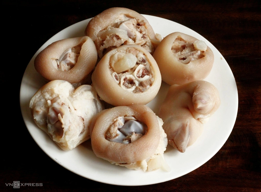Nguyên liệu nấu bún bò Huế gồm xương bò, giò heo, sả và mắm ruốc