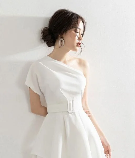 Đầm lệch vai kiểu tối giản