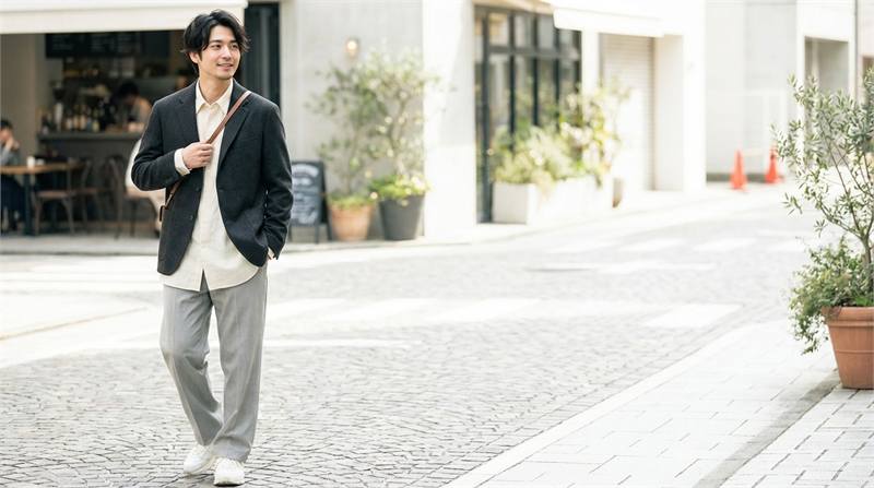 Outfit thời trang cân bằng: Tránh lệch tông màu và chất liệu vải, tạo sự hài hòa trong phong cách