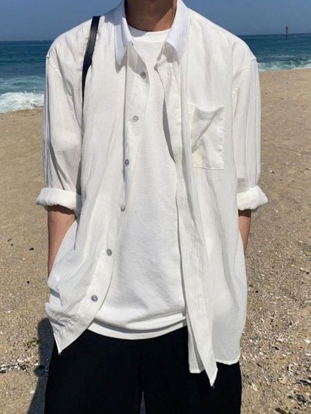 Áo sơ mi trắng đi biển