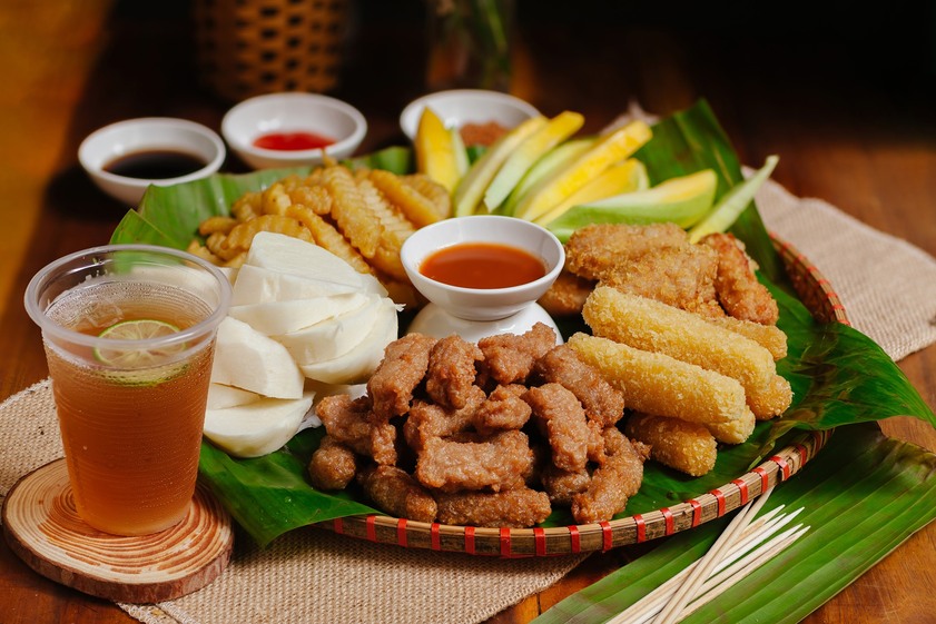 Đĩa nem chua rán giòn rụm chấm tương ớt