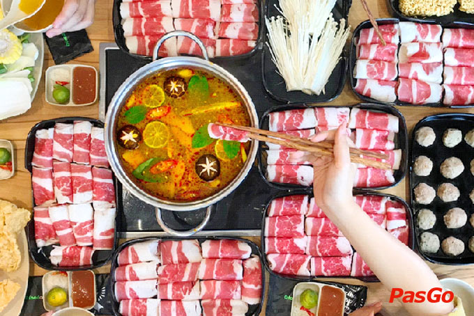 Cách bài trí món ăn rực rỡ dưới ánh đèn ấm áp