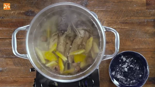 Ninh xương cá lấy nước dùng ngọt thanh