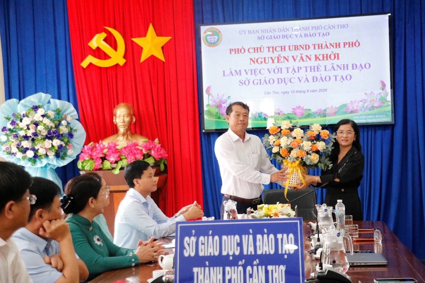 Khung cảnh Bến Ninh Kiều và quảng trường ven sông, không gian phù hợp để tản bộ và ngắm cảnh