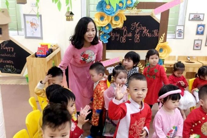 Bé tặng hoa cô giáo