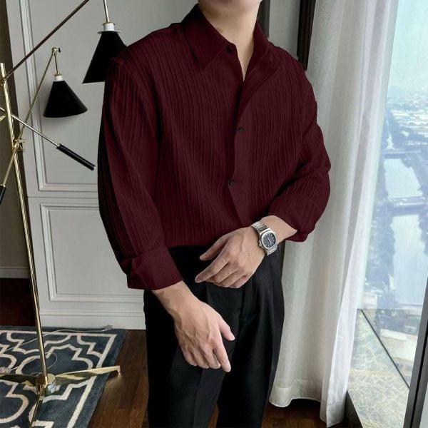 Áo màu đỏ đô hoặc burgundy phối quần tối màu