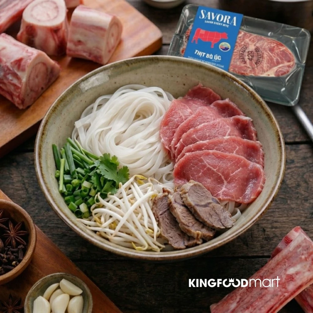 Bày trí bát phở thật khéo léo với lớp thịt tái nạm và hành lá
