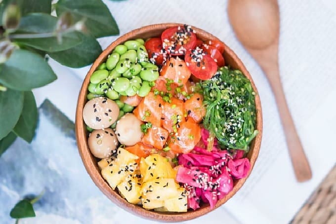 Poke phong cách hiện đại trong danh sách món ăn vặt Sài Gòn