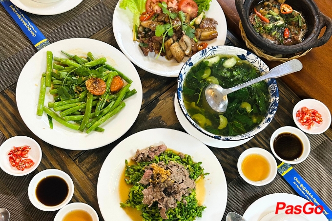 Mâm cơm Việt giữa phố